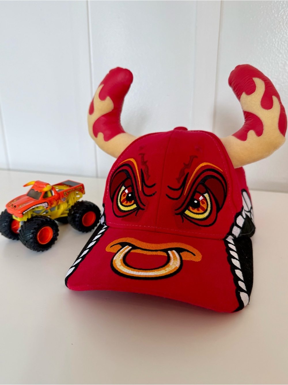 MONSTER JAM EL TORO LOCO YOUTH HORNED HAT & 1:64 DIE-CAST TRUCK SET
